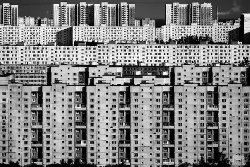 Смешная картинка №204068 Районы называются теперь спальными. Люди приходят туда только поспать, а уходят, чтобы оплатить квартиры в этих спальных районах. Они спят, потому что устали работать, а работают, чтобы оплатить то место, где спят.