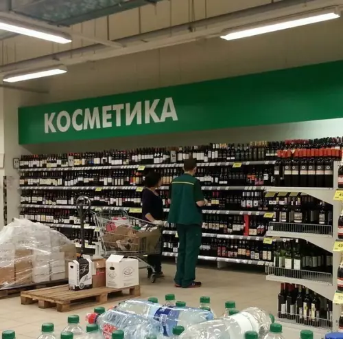 Смешная картинка №205347 Ничто так не красит женщину, как содержимое витрины "Косметика"