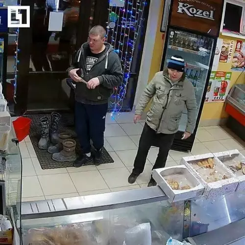 Смешная картинка №314709 Уборщица помыла пол в магазине под Нижним Новгородом и заставила всех снимать обувь при входе. Вот что значит авторитет.
