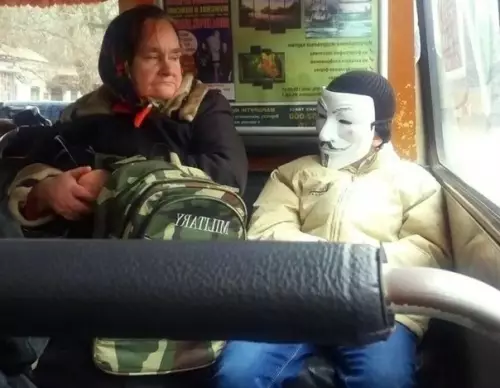 Смешная картинка №514737 Зачем нужно личное авто, если в общественном так вecелo