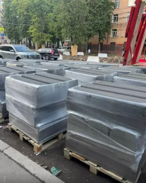 Сверхскоростной ремонт в Москве ⚡️ - В Москве после дождя поменяли мокрые бордюры на сухие