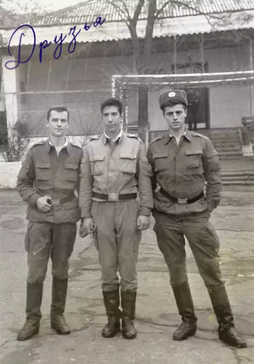 Смешная картинка №789875 Нашел у бати старую фотку со службы