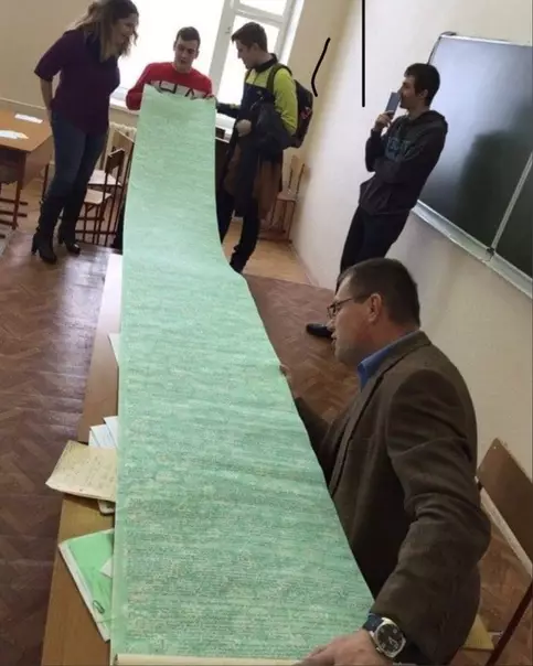 Смешная картинка №528972 Преподаватель спалил у студента шпаргалку. Оценил его труд и поставил четверку!