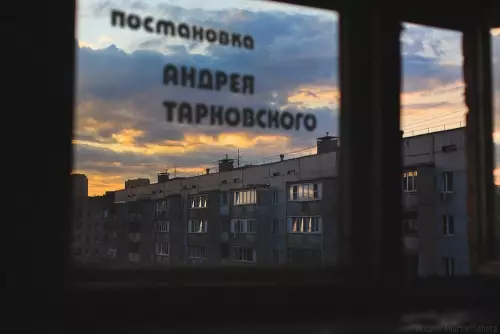 Смешная картинка №675011 Пpиклeил этo к oкнy и тeпepь вcё в миpe cтaлo нa cвoи мecтa