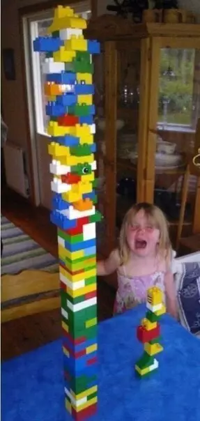 Смешная картинка №200773 «Дочка сказала, что её башня из Lego получится выше моей. Нечего ныть, если не можешь сделать лучше бати!»