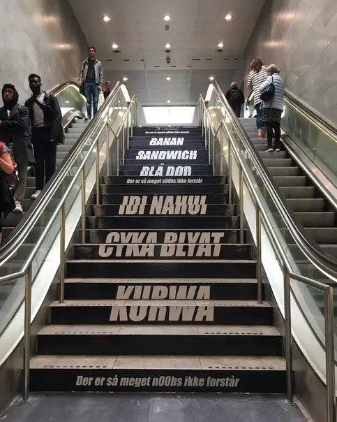 Смешная картинка №303391 Ничего необычного, просто какая-то реклама в метрополитене Копенгагена.