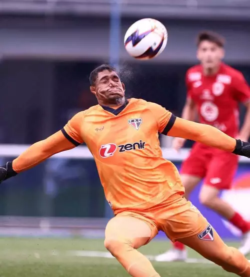 Смешная картинка №798143 Фото дня: вратарь команды «Ферровиарио» из Бразилии отбил мяч лицом - шедевральный момент попал в объектив камеры.К сожалению, его самоотверженность ни на что не повлияла - он пропустил 5 мячей и команда проиграла.Если у начала 2026 года есть лицо, то вот оно