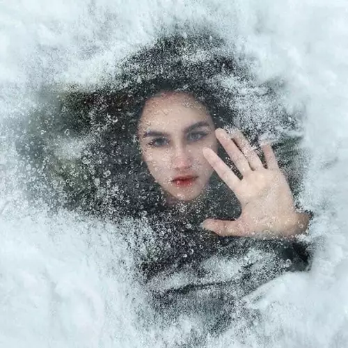 Смешная картинка №550756 Девушка увидела в инстаграмме красивую фотосессию под льдом. И решила повторить, но что-то пошло не так...