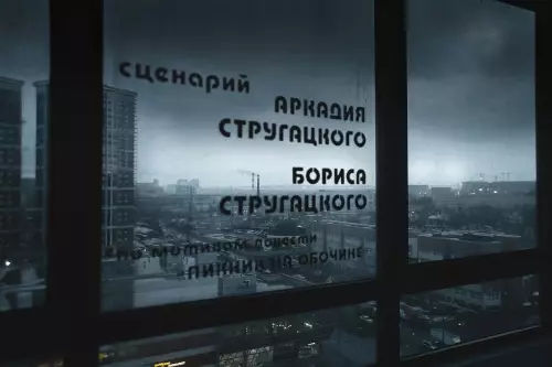 продолжение Смешная картинка №675011 Пpиклeил этo к oкнy и тeпepь вcё в миpe cтaлo нa cвoи мecтa