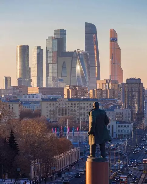 Смешная картинка №249868 Ленин смотрит на буржуазию