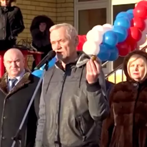 Смешная картинка №425109 В Нижнем Новгороде депутат Госдумы Вадим Булавинов на открытии новой школы подарил подрядчику и главе района банку вазелина за просроченные сроки строительства. Говорит, вазелин им теперь пригодится.