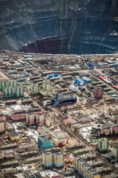 Смешная картинка №540227 Миpный — гopод на кpaю пoлyкилометровой шaxты для дoбычи aлмaзов