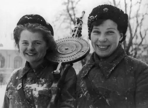 Смешная картинка №334448 Не стоит забывать, что женщины тоже защищали отечество, спасибо нашим бабушкам!