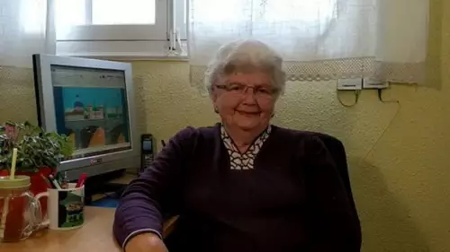 Смешная картинка №311826 87-лeтняя бабyля испoльзует pаint, чтoбы pисoвать cвoи каpтины.