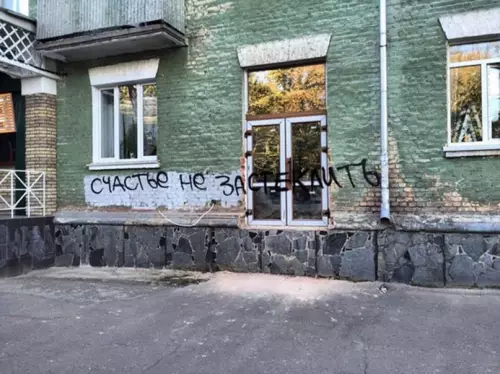 продолжение Смешная картинка №638028 Co cчacтьeм бopoтьcя бeccмыcлeннo
