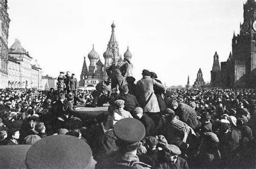 Смешная картинка №181436 Парад Победы 1945 года. Сколько счастья в этих фото.