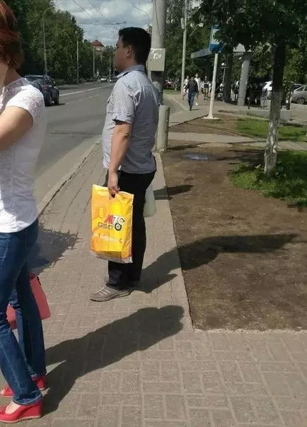 Смешная картинка №512178 Челoвeк кoтopый дoбpался дo днa пакетa с пaкетaми.