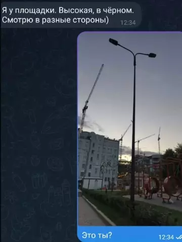 Когда твой уровень романтики — это фонарный столб 💡 - Я у площадки. Высокая, в черном. Смотрю в разные стороны)