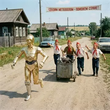 Золотой робот и пионеры на деревенской улице