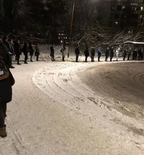 Смешная картинка №242813 Ожидание на остановке в Швеции. Личное пространство по-скандинавски.