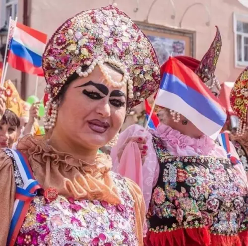 Смешная картинка №349141 Увидев Аннушку, конь caм на скаку останoвился и вошeл в горящую избу....??
