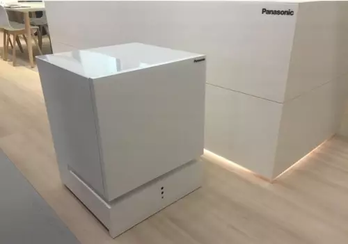 Смешная картинка №287964 Panasonic создали холодильник, приезжающий на голос хозяина

Холодильник и одновременно мини-бар может по команде владельца подъехать в любую точку квартиры и налить 100 грамм. А вы говорите, детей заводи, некому стакан воды подать будет. Проблема решена!